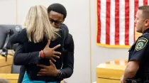 Brandt Jean abraza a la exoficial de policía Amber Guyger mientras es sentenciada por el asesinato de su hermano/ Crédito: Tom Fox - Dallas Morning News vía AP, Pool. Sin licencia para reproducir.