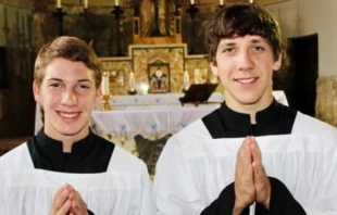 David Michael Moses y su hermano menor cuando eran niu00f1os. Cru00e9dito: P. David Michael Moses 