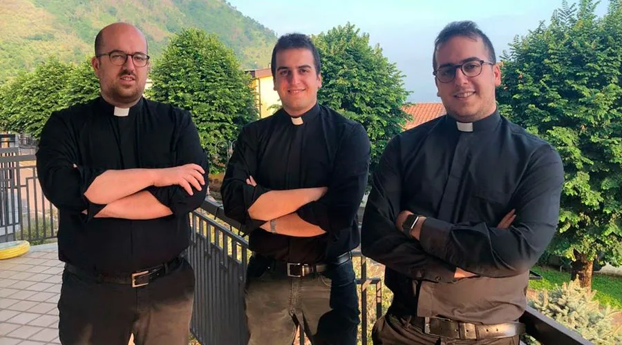 Ordenan sacerdotes a 3 hermanos, incluidos gemelos