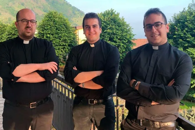 Ordenan sacerdotes a 3 hermanos, incluidos gemelos