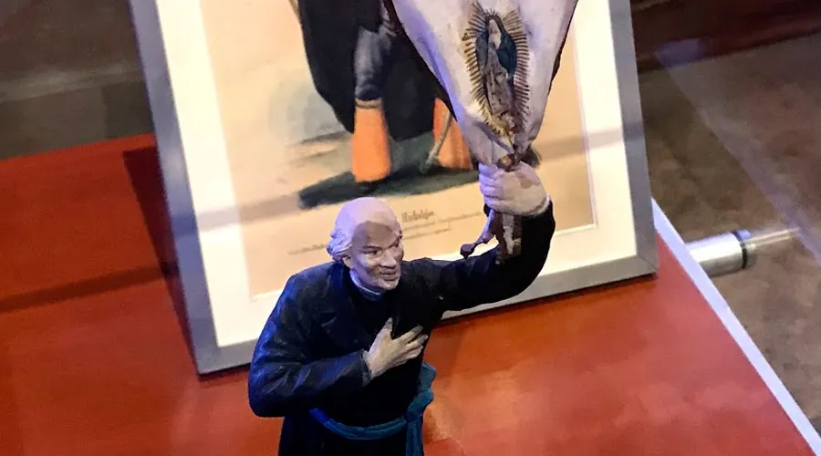 Estatua del sacerdote Miguel Hidalgo y Costilla sosteniendo el estandarte de la Virgen de Guadalupe, en el Museo Nacional de Historia Castillo de Chapultepec. Crédito: David Ramos / ACI Prensa