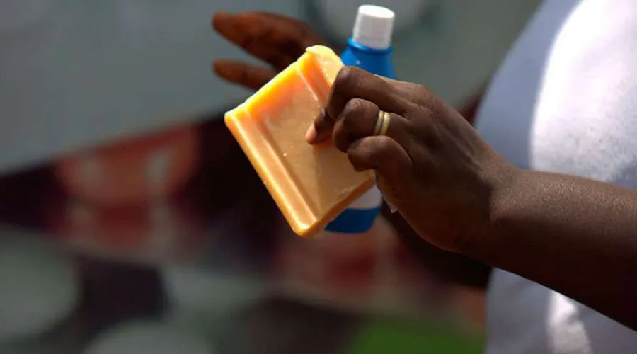 Material básico de aseo para prevenir contagio del ébola. Crédito: Flickr UNICEF Guinea (CC-BY-NC-2.0)