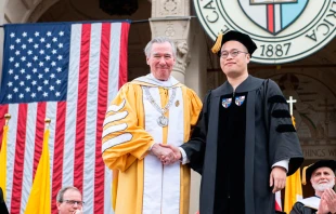 El presidente de la Catholic University of America con Sebastien Lei, hijo de Jimmy Lai 