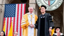 El presidente de la Catholic University of America con Sebastien Lei, hijo de Jimmy Lai