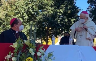 Mons. Hilario Gonzu00e1lez Garcu00eda (izquierda) y Mons. Rau00fal Vera (derecha) este 29 de enero. Cru00e9dito: Diu00f3cesis de Saltillo. 