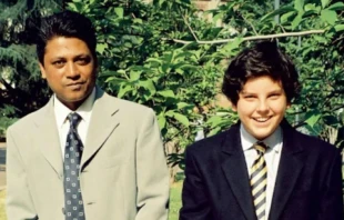 Rajesh Mohur fotografiado con Carlo Acutis el du00eda de su Confirmaciu00f3n. Cru00e9dito: Foto cortesu00eda de Ignatius Press 