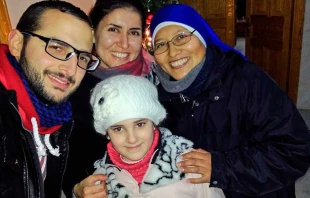 La Hermana Maru00eda Sponsa Iusti Ioseph del Instituto del Verbo Encarnado con ciudadanos sirios / Foto: Hna. Maru00eda Sponsa Iusti Ioseph 