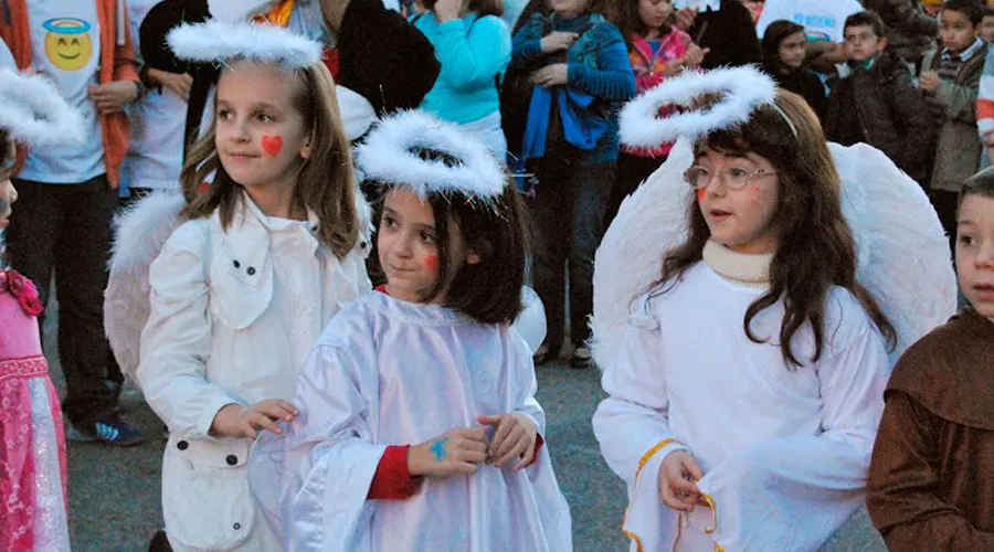 Niñas vestidas de ángeles en la celebración de Holywins, Alcalá de Henares, (España). Foto: Kerygma, grupo de evangelización.