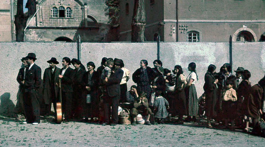 Civiles romaníes en Asperg, Alemania, siendo arrestados para ser deportados por las autoridades alemanas el 22 de mayo de 1940 / Crédito: Bundesarchiv, R 165 Bild-244-48 (CC-BY-SA 3.0)?w=200&h=150