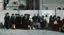 Civiles romaníes en Asperg, Alemania, siendo arrestados para ser deportados por las autoridades alemanas el 22 de mayo de 1940 / Crédito: Bundesarchiv, R 165 Bild-244-48 (CC-BY-SA 3.0)
