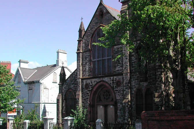 Sacerdote critica proyección de películas sobre exorcismos en iglesia abandonada