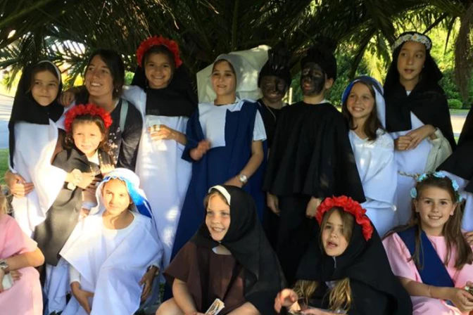 Estos niños comparten dulces y la misión de la santidad en Holywins [VIDEO]