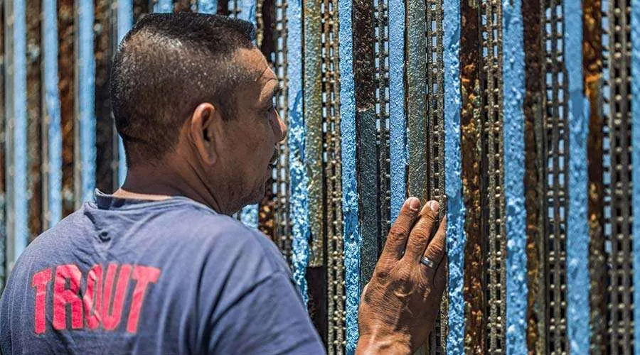 Un hombre mira al otro lado del muro fronterizo entre México y Estados Unidos. Foto: María Langarica / CEPCOM.?w=200&h=150