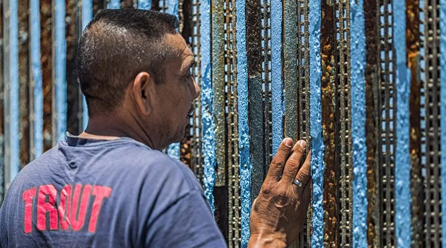Un hombre mira al otro lado del muro fronterizo entre México y Estados Unidos. Foto: María Langarica / CEPCOM.