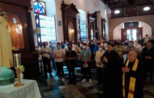 Hombres catu00f3licos cubanos rezando en la parroquia del Espu00edritu Santo, en la Habana (Cuba)| Cru00e9dito: Cortesu00eda de Yimel Gonzu00e1lez 