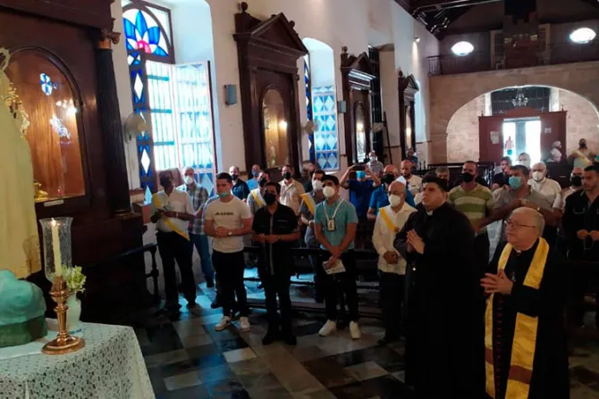 Hombres cubanos se unen para rezar el Rosario por la paz en la isla