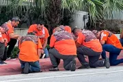 VIRAL: Grupo cristiano acompaña y reza con socorristas de edificio derrumbado en Miami