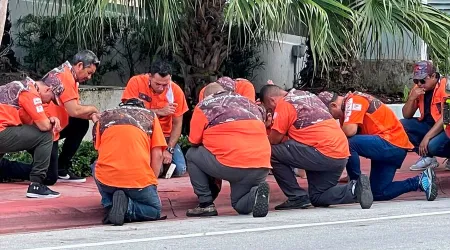 VIRAL: Grupo cristiano acompaña y reza con socorristas de edificio derrumbado en Miami