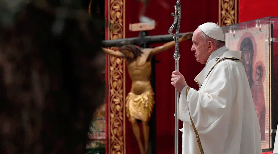 Papa Francisco celebrando la Vigilia Pascual 2020 / Crédito: Captura de pantalla de EWTN?w=200&h=150