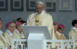El Papa pronuncia la homilu00eda en Milu00e1n. Foto: Captura Youtube 