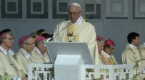 El Papa pronuncia la homilía en Milán. Foto: Captura Youtube