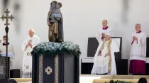 El Papa Francisco preside Misa en L'Aquila. Crédito: Daniel Ibáñez/ACI Prensa
