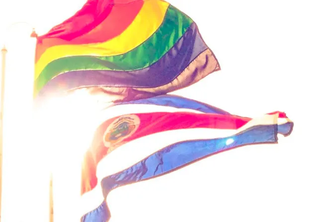 Costa Rica: Protestan por izamiento de bandera gay en Casa Presidencial