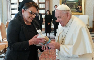 Presidenta de Honduras entrega estatua de Virgen al Papa. Cru00e9dito: Vatican Media 
