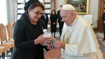 Presidenta de Honduras entrega estatua de Virgen al Papa. Crédito: Vatican Media