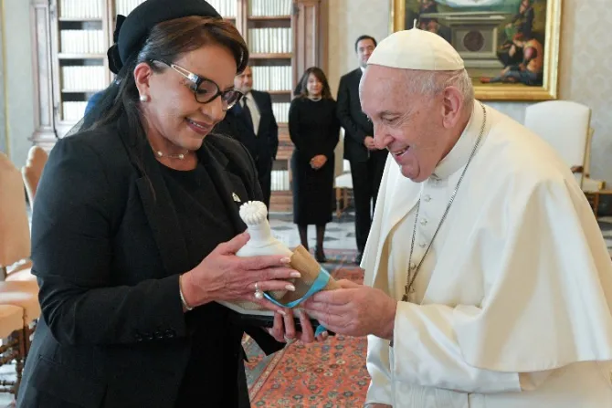El Papa Francisco recibe en el Vaticano a la Presidenta de Honduras