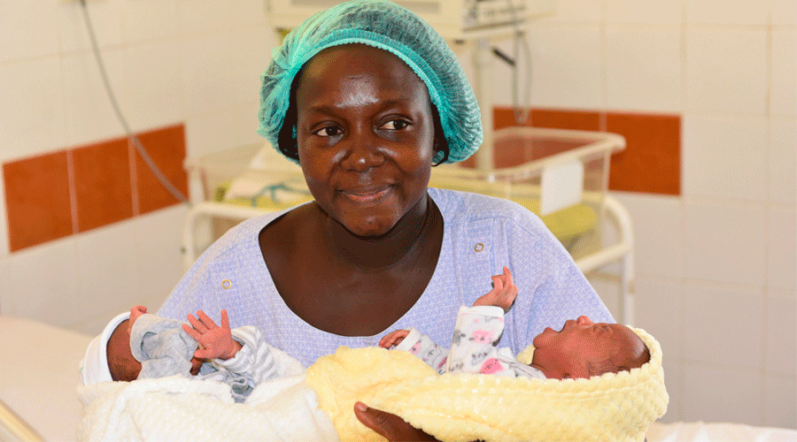 Una madre en el Hospital Monkole. Foto: Fundación Amigos de Monkole?w=200&h=150