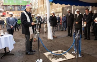 Mons. Concha Cayuqueo bendiciendo las futuras instalaciones del Hospital Clu00ednico de Simulaciu00f3n 