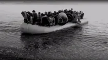 Inmigrantes llegando en patera a la costa. Foto: Captura de pantalla de vídeo promocional Hospitalidad.es