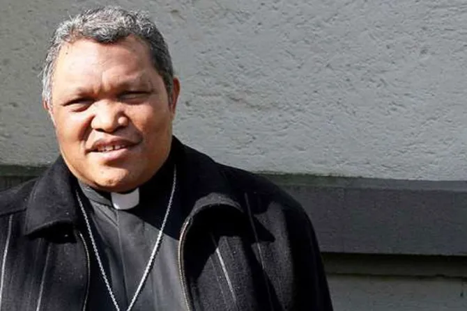 Obispo renuncia tras acusaciones de malversar fondos y tener una amante