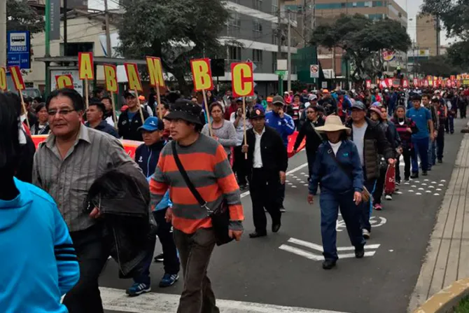 Obispos del Perú piden a maestros terminar la huelga y volver a clases
