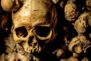 Huesos hallados en iglesia son de una santa y princesa del siglo VII, afirman científicos