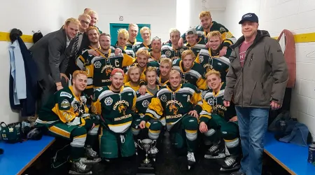 Accidente deja 14 muertos de equipo juvenil de hockey en Canadá: Obispo reza por víctimas