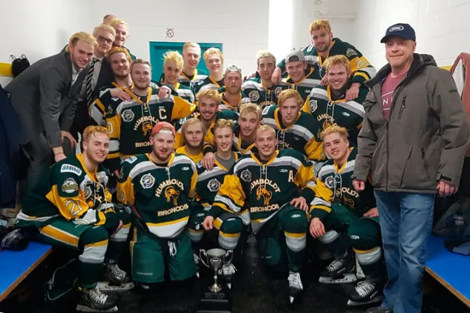 Accidente deja 14 muertos de equipo juvenil de hockey en Canadá: Obispo reza por víctimas