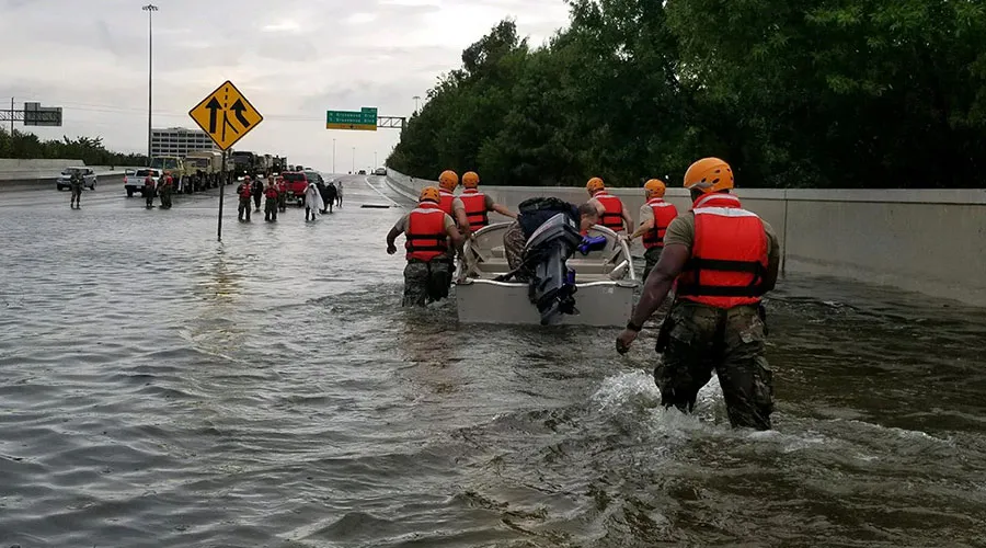 Soldados de la Guardia Nacional de Texas ayudan a residentes de Houston afectados por las inundaciones producidas por el huracán Harvey en la zona. Foto: Departamento de Defensa.?w=200&h=150