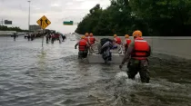 Soldados de la Guardia Nacional de Texas ayudan a residentes de Houston afectados por las inundaciones producidas por el huracán Harvey en la zona. Foto: Departamento de Defensa.