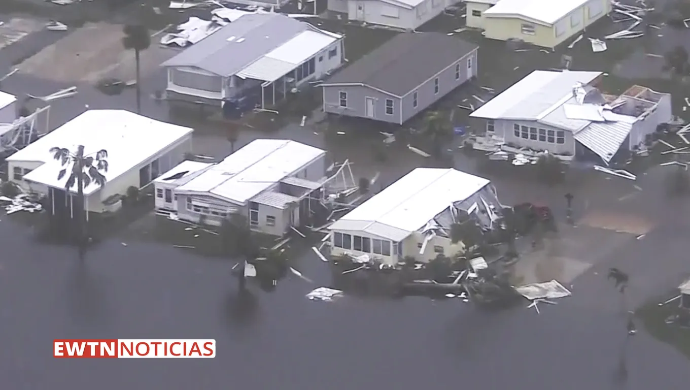 Vistas aéreas de casas dañadas por huracán Ian de WPLG-TV. Crédito: EWTN Noticias