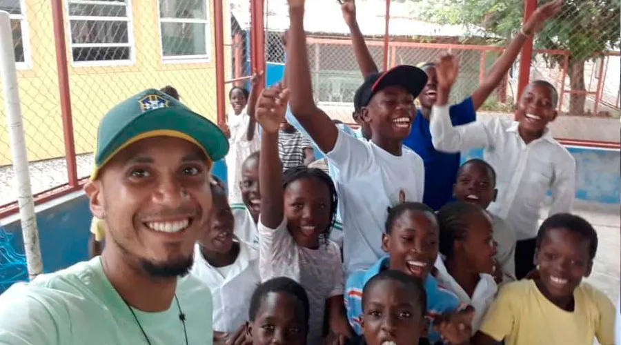 Hermano Hélio Silva Ferreira con niños y adolescentes de la Missão Belém en Haití. Créditos: Missão Belém