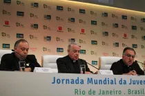 Padre Federico Lombardi (centro) y Padre Thomas Rosica (derecha) foto ACI Prensa