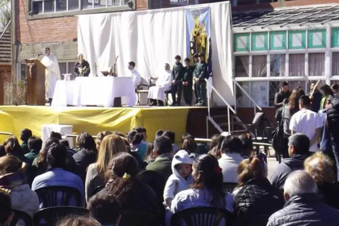 Comunidad educativa argentina se consagra a la Virgen del Carmen con escapulario
