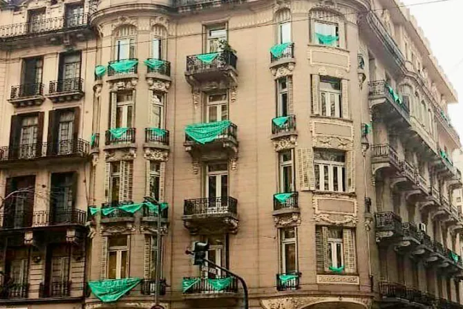 Miles exigen que retiren pañuelos verdes del aborto de edificio estatal en Argentina