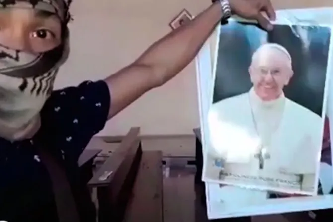 En nuevo video ISIS rompe foto del Papa y amenaza Roma