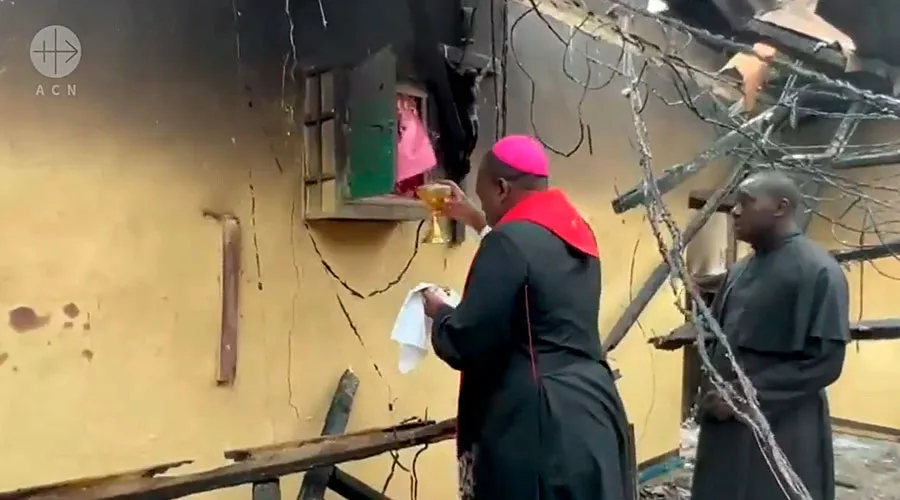 Hallan intacto Santísimo Sacramento en iglesia incendiada en Camerún