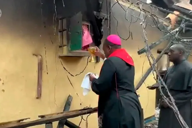 Hallan intacto Santísimo Sacramento en iglesia incendiada en Camerún