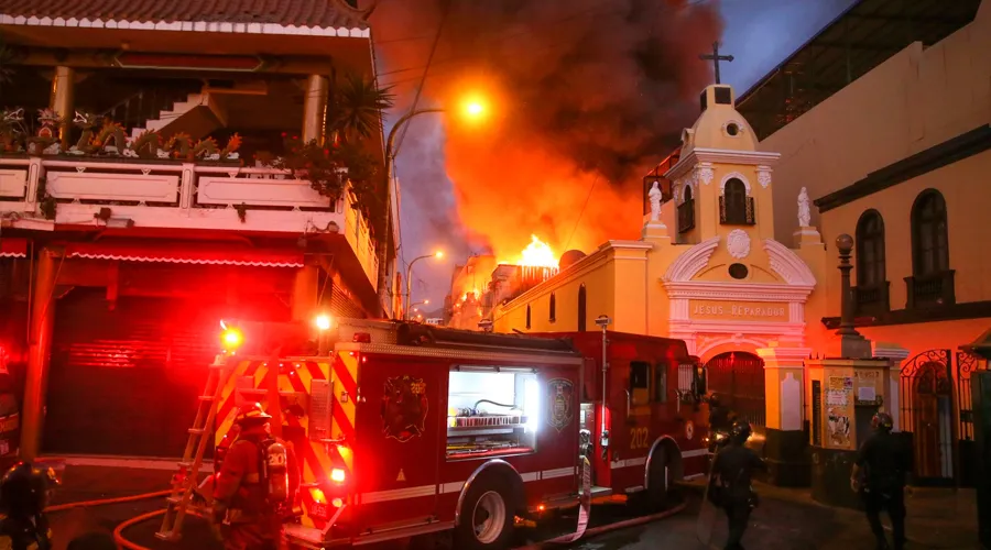 Incendio en Mesa Redonda / Foto: Twitter Agencia Andina