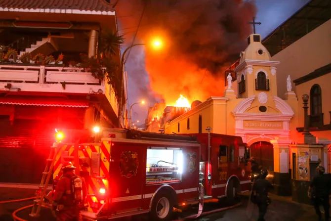 Rescatan 65 imágenes religiosas de iglesia amenazada por voraz incendio